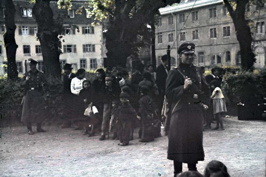 Deportation von "Zigeunern" aus Asperg bei Stuttgart im Mai 1940.